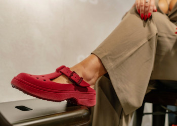 Новая коллекция Crocs: шармы, бархат, мех, леопард и другая экзотика  