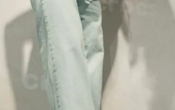 Монохром, глубина и текстура: главные правила сочетания цветов обуви и одежды осенью 2025